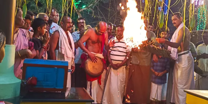 പനമറ്റത്തു കാവ് ക്ഷേത്രത്തിൽ വിഷു പടയണിക്ക് ചൂട്ടുവെച്ചു പനമറ്റത്തു കാവ് ക്ഷേത്രത്തിൽ വിഷു പടയണിക്ക് ചൂട്ടുവെച്ചു