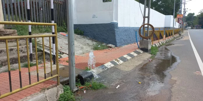 ഗാര്ഹിക കണക്ഷന് നല്കുന്നതിനായി സ്ഥാപിച്ച പൈപ്പ് പൊട്ടി വെള്ളം പാഴായിട്ടും കുലുക്കമില്ലാതെ അധികൃതര് ഗാര്ഹിക കണക്ഷന് നല്കുന്നതിനായി സ്ഥാപിച്ച പൈപ്പ് പൊട്ടി വെള്ളം പാഴായിട്ടും കുലുക്കമില്ലാതെ അധികൃതര്