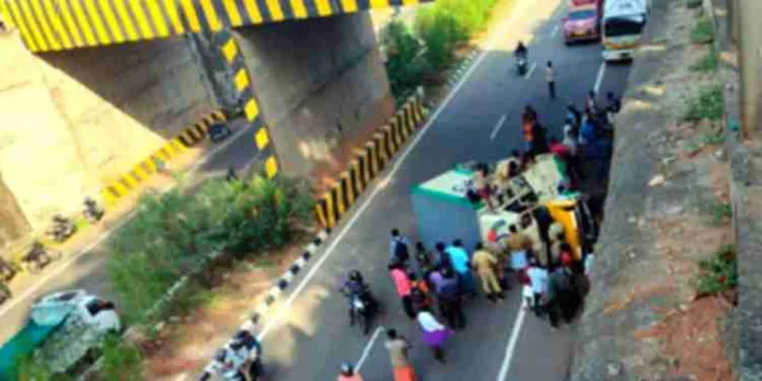 കോവളം ബൈപാസിൽ ഗുഡ്സ് വാൻ നിയന്ത്രണംവിട്ടു മറിഞ്ഞു ; ഡ്രൈവർക്ക് ഗുരുതര പരിക്ക് കോവളം ബൈപാസിൽ ഗുഡ്സ് വാൻ നിയന്ത്രണംവിട്ടു മറിഞ്ഞു ; ഡ്രൈവർക്ക് ഗുരുതര പരിക്ക്