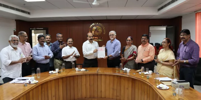 ആരോഗ്യ ശാസ്ത്ര സർവ്വകലാശാലയിൽ സംസ്കൃതം പഠിപ്പിക്കുവാൻ ശ്രീ ശങ്കരാചാര്യ സംസ്കൃത സർവ്വകലാശാല ധാരണാപത്രം ഒപ്പുവെച്ചു ആരോഗ്യ ശാസ്ത്ര സർവ്വകലാശാലയിൽ സംസ്കൃതം പഠിപ്പിക്കുവാൻ ശ്രീ ശങ്കരാചാര്യ സംസ്കൃത സർവ്വകലാശാല ധാരണാപത്രം ഒപ്പുവെച്ചു