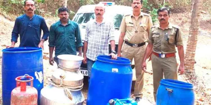 500 ലിറ്റര് വാഷും 20 ലിറ്റര് ചാരായവും വാറ്റുപകരണങ്ങളും ഒളിപ്പിച്ചു വച്ച നിലയില് കണ്ടെത്തി 500 ലിറ്റര് വാഷും 20 ലിറ്റര് ചാരായവും വാറ്റുപകരണങ്ങളും ഒളിപ്പിച്ചു വച്ച നിലയില് കണ്ടെത്തി