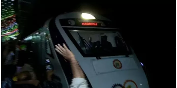 ഉദ്ഘാടന യാത്ര പൂര്ത്തിയാക്കി ; വന്ദേഭാരത് എക്സ്പ്രസ് കാസര്കോടെത്തി ഉദ്ഘാടന യാത്ര പൂര്ത്തിയാക്കി ; വന്ദേഭാരത് എക്സ്പ്രസ് കാസര്കോടെത്തി