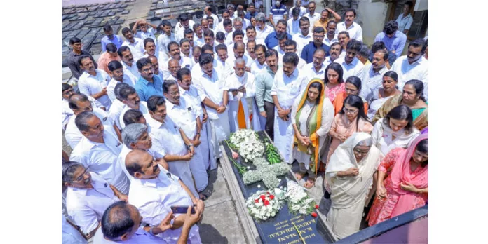 കെ.എം മാണിയുടെ ഓർമ്മകൾക്ക് പ്രണാമം അർപ്പിച്ച് പാലായിലെ കബറിടത്തിൽ പുഷ്പാർച്ചനയുമായി കുടുംബാംഗങ്ങളും പാർട്ടിയും കെ.എം മാണിയുടെ ഓർമ്മകൾക്ക് പ്രണാമം അർപ്പിച്ച് പാലായിലെ കബറിടത്തിൽ പുഷ്പാർച്ചനയുമായി കുടുംബാംഗങ്ങളും പാർട്ടിയും