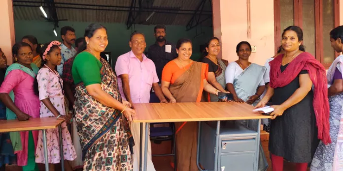 പഠനോപകരണങ്ങള് വിതരണം ചെയ്തു പഠനോപകരണങ്ങള് വിതരണം ചെയ്തു
