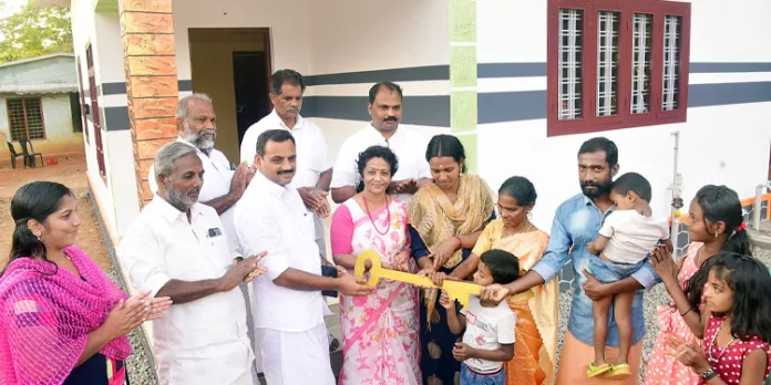 ഡോ.എം.എസ്. സുനിലിന്റെ 279 – മത് സ്നേഹ ഭവനം ഈസ്റ്റർ സമ്മാനമായി അതുല്യയുടെ കുടുംബത്തിന് ഡോ.എം.എസ്. സുനിലിന്റെ 279 – മത് സ്നേഹ ഭവനം ഈസ്റ്റർ സമ്മാനമായി അതുല്യയുടെ കുടുംബത്തിന്