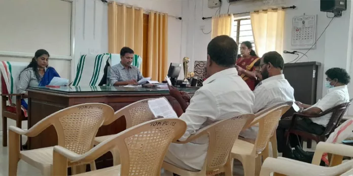 തണ്ണിത്തോട് കുടുംബാരോഗ്യ കേന്ദ്രത്തിലെ അടിസ്ഥാന സൗകര്യങ്ങൾ മെച്ചപ്പെടുത്തണം ; കോന്നി താലൂക്ക് വികസനസമിതി തണ്ണിത്തോട് കുടുംബാരോഗ്യ കേന്ദ്രത്തിലെ അടിസ്ഥാന സൗകര്യങ്ങൾ മെച്ചപ്പെടുത്തണം ; കോന്നി താലൂക്ക് വികസനസമിതി