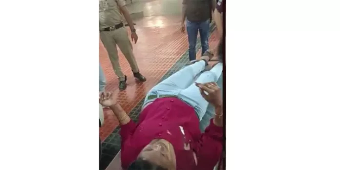 ആലപ്പുഴ-കണ്ണൂര് എക്സ്പ്രസ് ട്രെയിനില് തീകൊളുത്തി യാത്രക്കാരന് ; അഞ്ച് പേര്ക്ക് പരുക്ക് ആലപ്പുഴ-കണ്ണൂര് എക്സ്പ്രസ് ട്രെയിനില് തീകൊളുത്തി യാത്രക്കാരന് ; അഞ്ച് പേര്ക്ക് പരുക്ക്