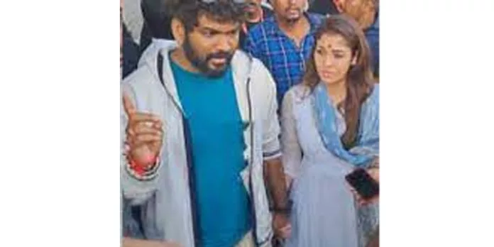 വീഡിയോ എടുത്താല് ഫോണ് ഞാന് പൊളിക്കും : കലിപ്പായി നയന്താര – വീഡിയോ വീഡിയോ എടുത്താല് ഫോണ് ഞാന് പൊളിക്കും : കലിപ്പായി നയന്താര – വീഡിയോ