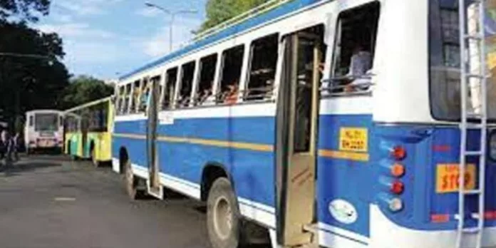 വാതിലുകൾ തുറന്നിട്ട് ബസുകളുടെ മരണപ്പാച്ചിൽ ; കർശന നടപടിക്കൊരുങ്ങി മോട്ടോർ വാഹന വകുപ്പ് വാതിലുകൾ തുറന്നിട്ട് ബസുകളുടെ മരണപ്പാച്ചിൽ ; കർശന നടപടിക്കൊരുങ്ങി മോട്ടോർ വാഹന വകുപ്പ്