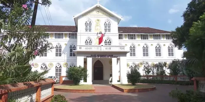 മാർപാപ്പയുടെ പ്രതിനിധിയേയും തള്ളി എറണാകുളം-അങ്കമാലി അതിരൂപത മാർപാപ്പയുടെ പ്രതിനിധിയേയും തള്ളി എറണാകുളം-അങ്കമാലി അതിരൂപത