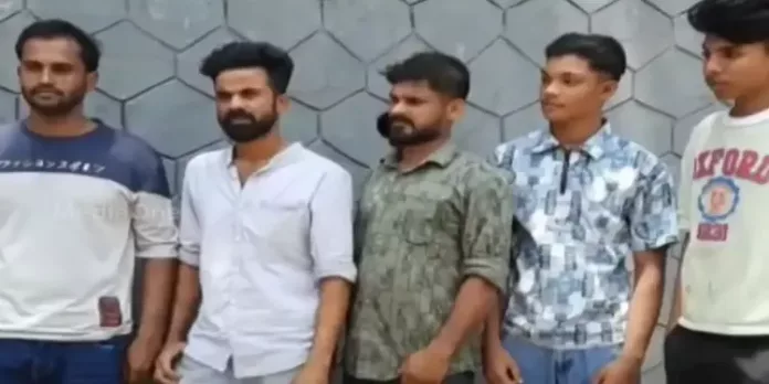 മൈസൂരുവിൽ വിനോദയാത്രക്ക് പോയവരെ ബന്ദികളാക്കിയെന്ന് പരാതി മൈസൂരുവിൽ വിനോദയാത്രക്ക് പോയവരെ ബന്ദികളാക്കിയെന്ന് പരാതി