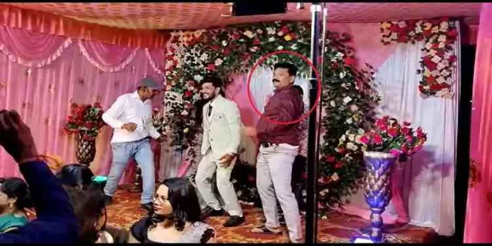വിവാഹവേദിയിൽ നൃത്തം ചെയ്യുന്നതിനിടെ യുവാവ് കുഴഞ്ഞുവീണു മരിച്ചു വിവാഹവേദിയിൽ നൃത്തം ചെയ്യുന്നതിനിടെ യുവാവ് കുഴഞ്ഞുവീണു മരിച്ചു