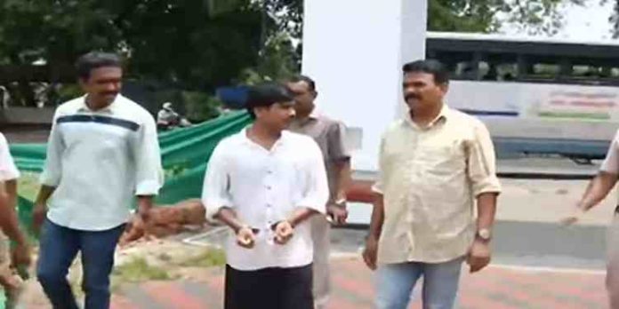 തൃക്കളത്തൂർ ക്ഷേത്രത്തിലെ തിടമ്പ് മോഷണം; ഒന്നരവർഷത്തിന് ശേഷം പ്രതി പിടിയിൽ തൃക്കളത്തൂർ ക്ഷേത്രത്തിലെ തിടമ്പ് മോഷണം; ഒന്നരവർഷത്തിന് ശേഷം പ്രതി പിടിയിൽ
