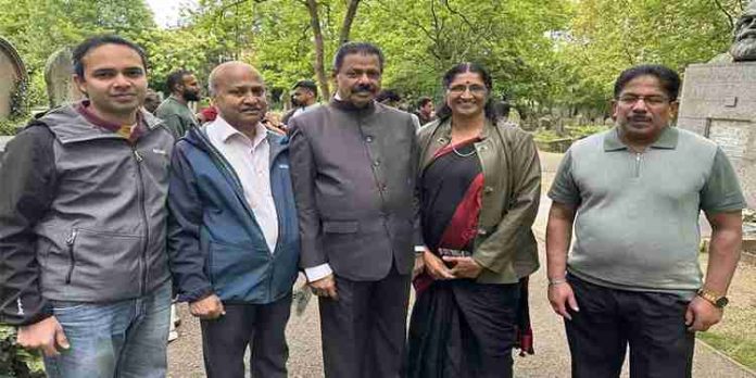 എം.വി ഗോവിന്ദൻ കാൾ മാർക്സിന്റെ സ്മാരകത്തിൽ പുഷ്പാർച്ചന നടത്തി എം.വി ഗോവിന്ദൻ കാൾ മാർക്സിന്റെ സ്മാരകത്തിൽ പുഷ്പാർച്ചന നടത്തി
