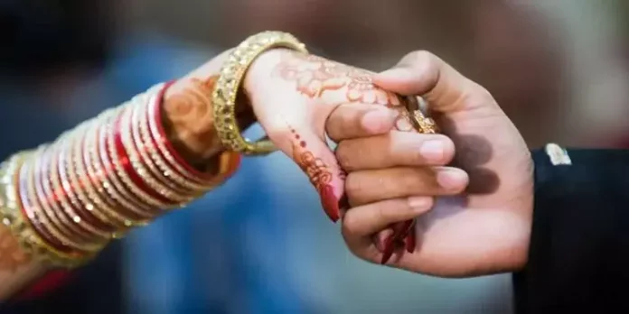 വിവാഹത്തിന് തൊട്ടുമുമ്പ് വരൻ മുങ്ങി ; 20 കിലോമീറ്റർ പിന്തുടർന്ന് തിരികെ കൊണ്ടുവന്ന് വധു വിവാഹത്തിന് തൊട്ടുമുമ്പ് വരൻ മുങ്ങി ; 20 കിലോമീറ്റർ പിന്തുടർന്ന് തിരികെ കൊണ്ടുവന്ന് വധു