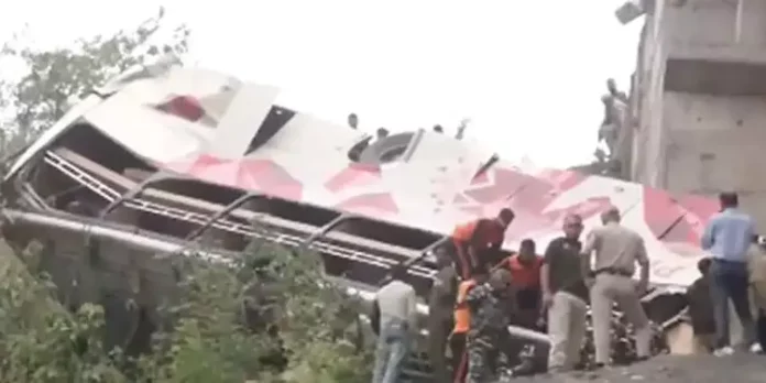 ജമ്മു കശ്മീരില് ബസ് കൊക്കയിലേക്ക് മറിഞ്ഞ് ഏഴ് മരണം ജമ്മു കശ്മീരില് ബസ് കൊക്കയിലേക്ക് മറിഞ്ഞ് ഏഴ് മരണം