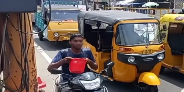 10 രൂപക്ക് പന്തയം വെച്ചു ; വൈറലാകാൻ തിരക്കേറിയ റോഡിലൂടെ കുളിക്കാനിറങ്ങി 24 കാരൻ ; 3500 രൂപ പിഴയിട്ട് അധികൃതർ 10 രൂപക്ക് പന്തയം വെച്ചു ; വൈറലാകാൻ തിരക്കേറിയ റോഡിലൂടെ കുളിക്കാനിറങ്ങി 24 കാരൻ ; 3500 രൂപ പിഴയിട്ട് അധികൃതർ