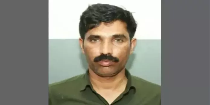 കുറി നടത്തി മുങ്ങിയ ആൾ എട്ടു വർഷത്തിനുശേഷം വിമാനത്താവളത്തിൽ പിടിയിൽ കുറി നടത്തി മുങ്ങിയ ആൾ എട്ടു വർഷത്തിനുശേഷം വിമാനത്താവളത്തിൽ പിടിയിൽ