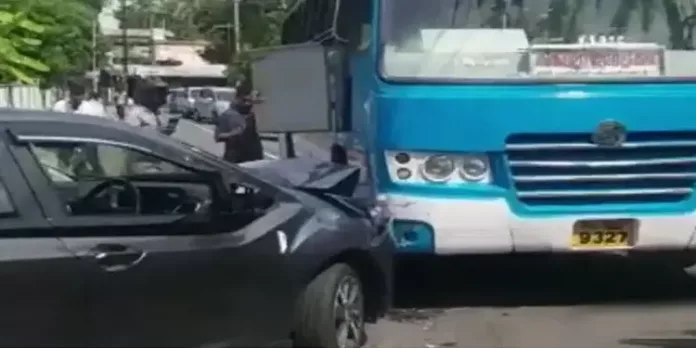 തിരുവല്ല കാവുംഭാഗത്ത് ബസും കാറും കൂട്ടിയിടിച്ച് അപകടം തിരുവല്ല കാവുംഭാഗത്ത് ബസും കാറും കൂട്ടിയിടിച്ച് അപകടം