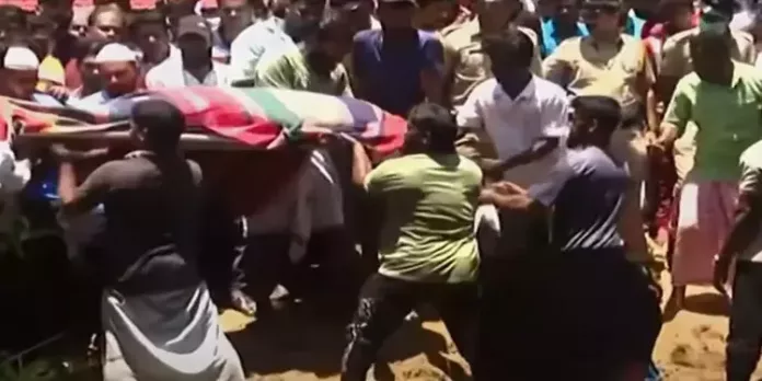 താനൂർ ബോട്ടപകടം ; ഒരുമിച്ച് അന്ത്യനിദ്ര ; കുടുംബത്തിലെ 11 പേർക്ക് വിട നൽകി നാട് താനൂർ ബോട്ടപകടം ; ഒരുമിച്ച് അന്ത്യനിദ്ര ; കുടുംബത്തിലെ 11 പേർക്ക് വിട നൽകി നാട്