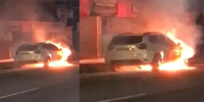 വയനാട് വൈത്തിരിയിൽ ഓടുന്ന കാറിന് തീപ്പിടിച്ചു വയനാട് വൈത്തിരിയിൽ ഓടുന്ന കാറിന് തീപ്പിടിച്ചു