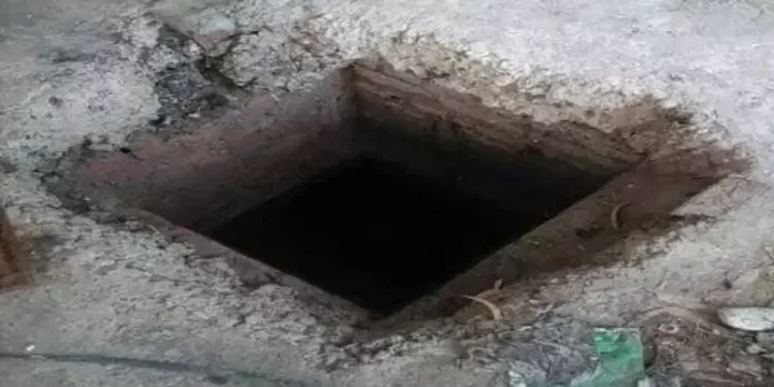 സെപ്റ്റിക് ടാങ്ക് വൃത്തിയാക്കുന്നതിനിടെ അഞ്ച് തൊഴിലാളികൾ ശ്വാസം മുട്ടി മരിച്ചു സെപ്റ്റിക് ടാങ്ക് വൃത്തിയാക്കുന്നതിനിടെ അഞ്ച് തൊഴിലാളികൾ ശ്വാസം മുട്ടി മരിച്ചു