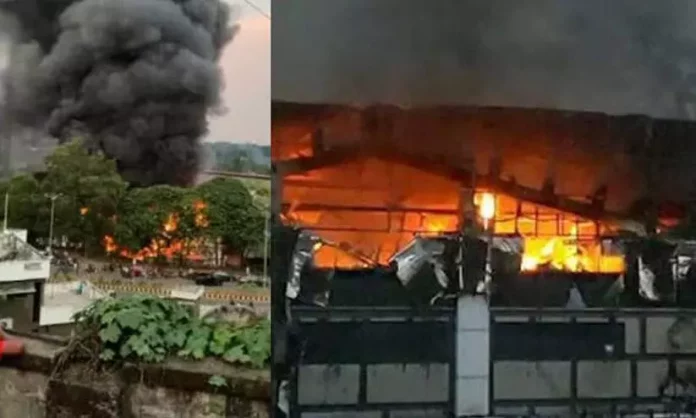 ഐ.ടി കമ്പനി കെട്ടിടത്തിലെ തീപിടിത്തം ; കോടികളുടെ നഷ്ടം , പരിശോധന തുടരും ഐ.ടി കമ്പനി കെട്ടിടത്തിലെ തീപിടിത്തം ; കോടികളുടെ നഷ്ടം , പരിശോധന തുടരും