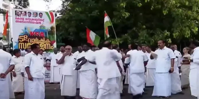 യു.ഡി.എഫിന്റെ സെക്രട്ടേറിയറ്റ് വളയൽ സമരം തുടങ്ങി ; പിണറായി സർക്കാറിനെതിരായ കുറ്റപത്രം വായിക്കും യു.ഡി.എഫിന്റെ സെക്രട്ടേറിയറ്റ് വളയൽ സമരം തുടങ്ങി ; പിണറായി സർക്കാറിനെതിരായ കുറ്റപത്രം വായിക്കും