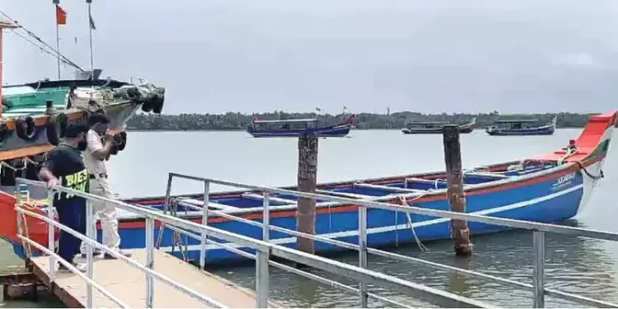 നിയമം ലംഘിച്ച് ഉല്ലാസ യാത്ര ; മത്സ്യബന്ധന വള്ളം കസ്റ്റഡിയിലെടുത്തു , സ്രാങ്ക് ഒളിവിൽ നിയമം ലംഘിച്ച് ഉല്ലാസ യാത്ര ; മത്സ്യബന്ധന വള്ളം കസ്റ്റഡിയിലെടുത്തു , സ്രാങ്ക് ഒളിവിൽ