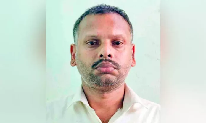 കെ.എസ്.ആര്.ടി.സി ബസില് യുവതിയോട് അപമര്യാദ ; ശാന്തിക്കാരന് അറസ്റ്റില് കെ.എസ്.ആര്.ടി.സി ബസില് യുവതിയോട് അപമര്യാദ ; ശാന്തിക്കാരന് അറസ്റ്റില്