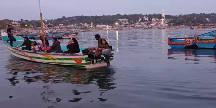 കടലിൽ ഉല്ലാസ സവാരി നടത്തിയ മത്സ്യബന്ധന വള്ളം പിടികൂടി കടലിൽ ഉല്ലാസ സവാരി നടത്തിയ മത്സ്യബന്ധന വള്ളം പിടികൂടി
