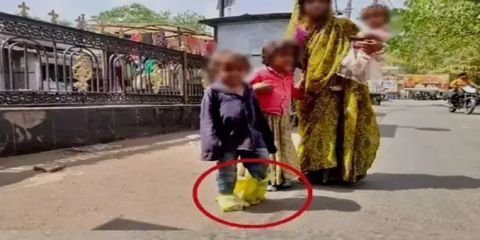 ചെരുപ്പ് വാങ്ങാൻ കാശില്ല, കൊടുംചൂടിൽ പ്ലാസ്റ്റിക് കവർ കാലിൽ ചുറ്റി അമ്മയും പിഞ്ചുമക്കളും ; മധ്യപ്രദേശിൽനിന്ന് ഉള്ളുലയ്ക്കുന്ന ചിത്രം ചെരുപ്പ് വാങ്ങാൻ കാശില്ല, കൊടുംചൂടിൽ പ്ലാസ്റ്റിക് കവർ കാലിൽ ചുറ്റി അമ്മയും പിഞ്ചുമക്കളും ; മധ്യപ്രദേശിൽനിന്ന് ഉള്ളുലയ്ക്കുന്ന ചിത്രം