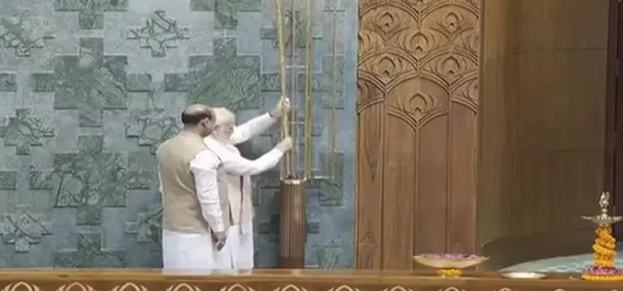 ചെങ്കോൽ സ്ഥാപിച്ച് പ്രധാനമന്ത്രി ; പുതിയ പാർലമെന്റ് മന്ദിരം രാഷ്ട്രത്തിന് സമർപ്പിച്ചു ചെങ്കോൽ സ്ഥാപിച്ച് പ്രധാനമന്ത്രി ; പുതിയ പാർലമെന്റ് മന്ദിരം രാഷ്ട്രത്തിന് സമർപ്പിച്ചു