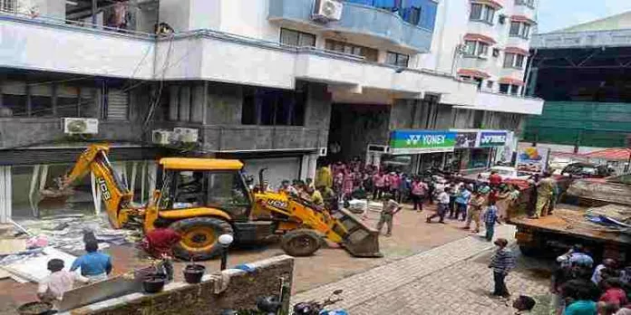ട്വന്റി ഫോർ ന്യൂസ് ചാനലിന്റെ കൊച്ചിയിലെ കോർപ്പറേറ്റ് ഓഫീസ് പൊളിച്ചു നീക്കാൻ ഹൈക്കോടതി നിർദേശം ട്വന്റി ഫോർ ന്യൂസ് ചാനലിന്റെ കൊച്ചിയിലെ കോർപ്പറേറ്റ് ഓഫീസ് പൊളിച്ചു നീക്കാൻ ഹൈക്കോടതി നിർദേശം
