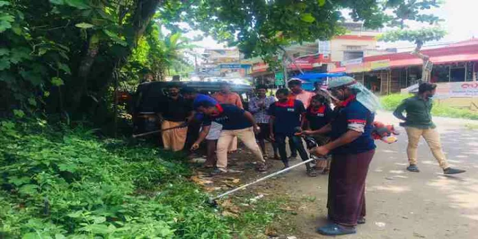 ശുചിത്വ കേരളം ക്യാമ്പയിൻ ; അത്തിക്കയം ടൗണ്, പാലം എന്നിവടങ്ങളിലെ കാടു നീക്കം ചെയ്ത് ഡിവൈഎഫ്ഐ ശുചിത്വ കേരളം ക്യാമ്പയിൻ ; അത്തിക്കയം ടൗണ്, പാലം എന്നിവടങ്ങളിലെ കാടു നീക്കം ചെയ്ത് ഡിവൈഎഫ്ഐ