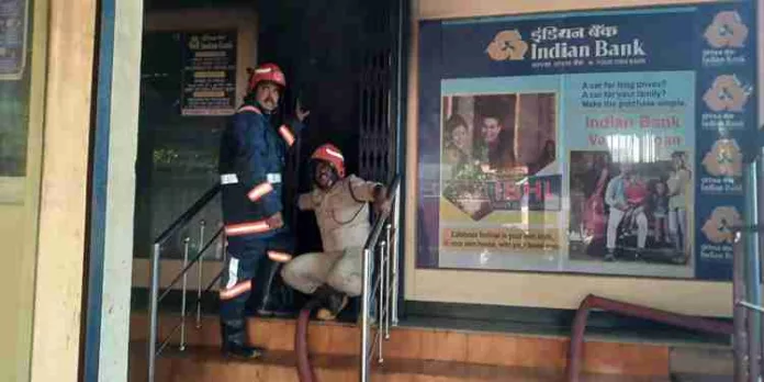 ഇട്ടിയപ്പാറയില് ബാങ്ക് കെട്ടിടത്തിന് തീ പിടിച്ചു ഇട്ടിയപ്പാറയില് ബാങ്ക് കെട്ടിടത്തിന് തീ പിടിച്ചു