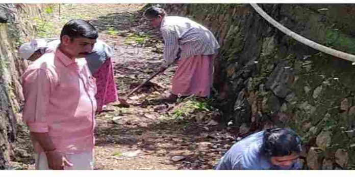 തിരുവല്ല നഗരസഭയിലെ ഉത്രമേൽ കൈത്തോട് മാലിന്യം നീ ക്കി വൃത്തിയാക്കി തിരുവല്ല നഗരസഭയിലെ ഉത്രമേൽ കൈത്തോട് മാലിന്യം നീ ക്കി വൃത്തിയാക്കി
