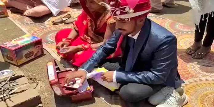 സമൂഹ വിവാഹ ചടങ്ങിൽ നൽകിയ കിറ്റിൽ കോണ്ടവും ഗർഭനിരോധന ഗുളികകളും സമൂഹ വിവാഹ ചടങ്ങിൽ നൽകിയ കിറ്റിൽ കോണ്ടവും ഗർഭനിരോധന ഗുളികകളും