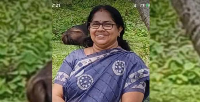 തന്റെ വിരമിക്കല് സല്ക്കാരത്തില് പങ്കെടുക്കാനെത്തിയ അധ്യാപിക കുഴഞ്ഞുവീണു മരിച്ചു തന്റെ വിരമിക്കല് സല്ക്കാരത്തില് പങ്കെടുക്കാനെത്തിയ അധ്യാപിക കുഴഞ്ഞുവീണു മരിച്ചു