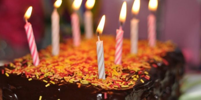പിറന്നാള് ആഘോഷത്തിനിടെ ഹൃദയാഘാതം ; 16കാരന് മരിച്ചു പിറന്നാള് ആഘോഷത്തിനിടെ ഹൃദയാഘാതം ; 16കാരന് മരിച്ചു