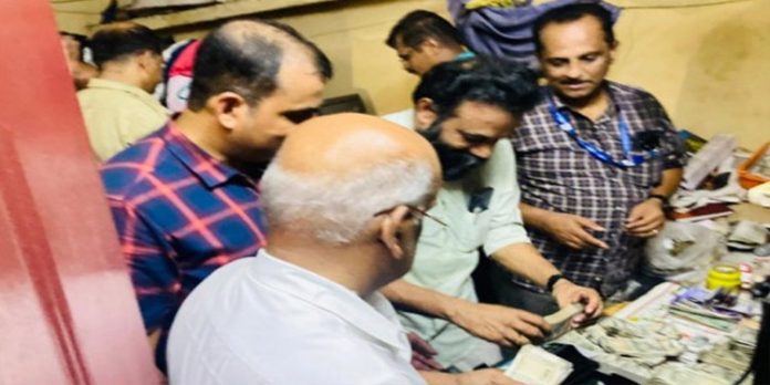 നാണയത്തുട്ടുകൾ മാത്രംവൻ തുക, മൊത്തം 35 ലക്ഷത്തിലേറെ ; ഞെട്ടിച്ച് കൈക്കൂലി കേസിൽ അറസ്റ്റിലായ വില്ലേജ് അസിസ്റ്റന്റ് നാണയത്തുട്ടുകൾ മാത്രംവൻ തുക, മൊത്തം 35 ലക്ഷത്തിലേറെ ; ഞെട്ടിച്ച് കൈക്കൂലി കേസിൽ അറസ്റ്റിലായ വില്ലേജ് അസിസ്റ്റന്റ്