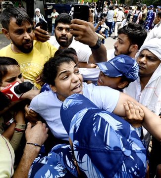 ഗുസ്തി താരങ്ങളുടെ സമരവേദി പൊളിച്ചു നീക്കി ; ഡൽഹിയിൽ സംഘർഷം തുടരുന്നു ഗുസ്തി താരങ്ങളുടെ സമരവേദി പൊളിച്ചു നീക്കി ; ഡൽഹിയിൽ സംഘർഷം തുടരുന്നു