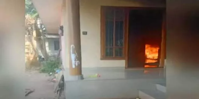 കണ്ണൂരില് ഫ്രിഡ്ജ് പൊട്ടിത്തെറിച്ച് വീടിന് തീപിടിച്ചു കണ്ണൂരില് ഫ്രിഡ്ജ് പൊട്ടിത്തെറിച്ച് വീടിന് തീപിടിച്ചു
