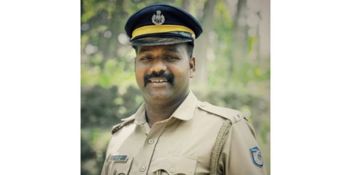 അപകടത്തിൽപെട്ട് റോഡിൽ കിടന്ന വയോധികന് രക്ഷകനായി സിവിൽ പോലീസ് ഓഫീസർ അപകടത്തിൽപെട്ട് റോഡിൽ കിടന്ന വയോധികന് രക്ഷകനായി സിവിൽ പോലീസ് ഓഫീസർ