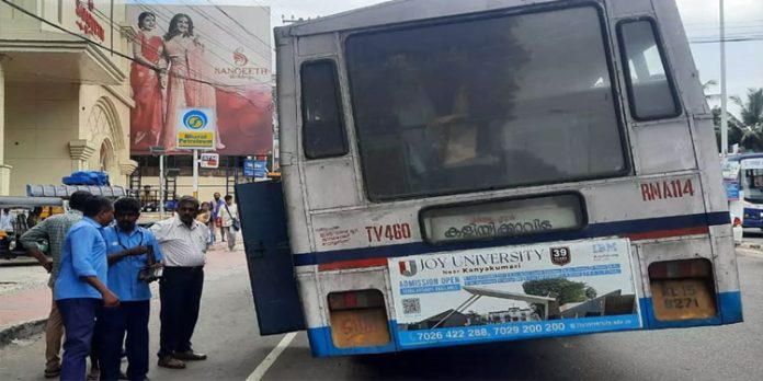 തിരുവനന്തപുരത്ത് അളവില് കൂടുതല് ആളെ കയറ്റിയ കെ.എസ്.ആര്.ടി.സി ബസിന് പിഴയിട്ട് എം.വി.ഡി തിരുവനന്തപുരത്ത് അളവില് കൂടുതല് ആളെ കയറ്റിയ കെ.എസ്.ആര്.ടി.സി ബസിന് പിഴയിട്ട് എം.വി.ഡി