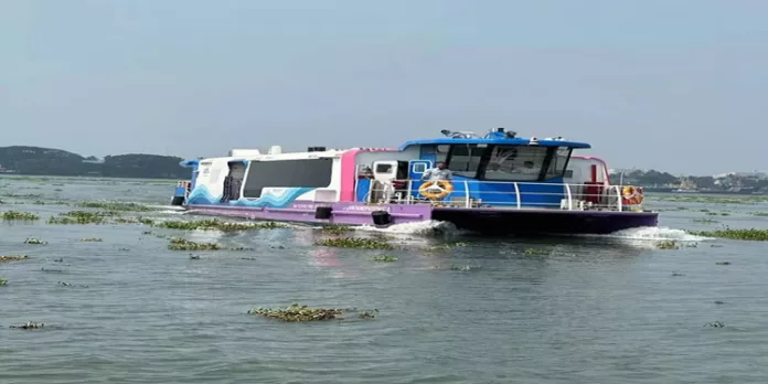 സൂപ്പർ ഹിറ്റായി വാട്ടർ മെട്രോ ; ആറ് ദിവസം പിന്നിട്ടപ്പോള് യാത്ര ചെയ്തത് 40,000ലധികം യാത്രക്കാര് സൂപ്പർ ഹിറ്റായി വാട്ടർ മെട്രോ ; ആറ് ദിവസം പിന്നിട്ടപ്പോള് യാത്ര ചെയ്തത് 40,000ലധികം യാത്രക്കാര്