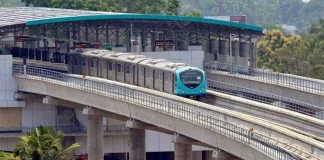 കൊച്ചി മെട്രോ തൂണുകൾക്ക് സമീപത്തെ റോഡ് തകർച്ച പരിഹരിക്കാൻ 10 കോടി അനുവദിച്ച് സർക്കാർ