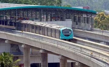 കൊച്ചി മെട്രോ തൂണുകൾക്ക് സമീപത്തെ റോഡ് തകർച്ച പരിഹരിക്കാൻ 10 കോടി അനുവദിച്ച് സർക്കാർ