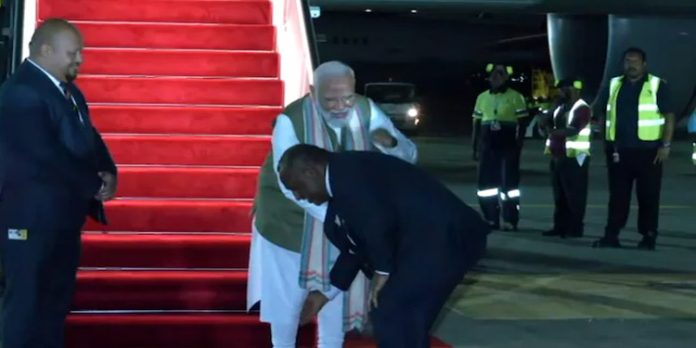മോദിയുടെ കാല്തൊട്ട് വന്ദിച്ച് പാപുവ ന്യൂഗിനിയ പ്രധാനമന്ത്രി മോദിയുടെ കാല്തൊട്ട് വന്ദിച്ച് പാപുവ ന്യൂഗിനിയ പ്രധാനമന്ത്രി
