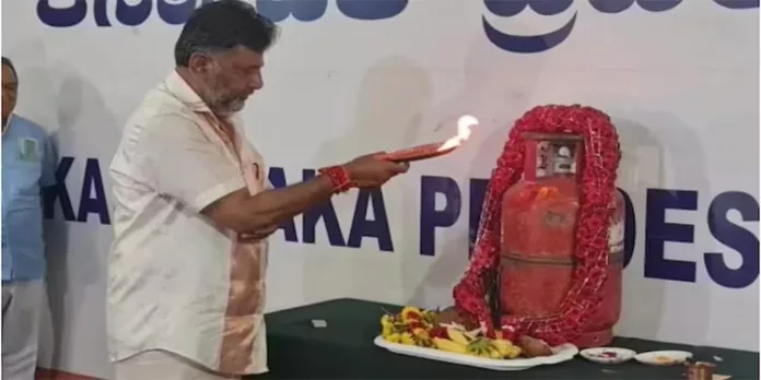 നാളെയാണ് വോട്ടെടുപ്പ് ; ഗ്യാസ് സിലിണ്ടറിനെ മാലയിട്ട് പൂജിച്ച് ഡികെ ശിവകുമാർ നാളെയാണ് വോട്ടെടുപ്പ് ; ഗ്യാസ് സിലിണ്ടറിനെ മാലയിട്ട് പൂജിച്ച് ഡികെ ശിവകുമാർ